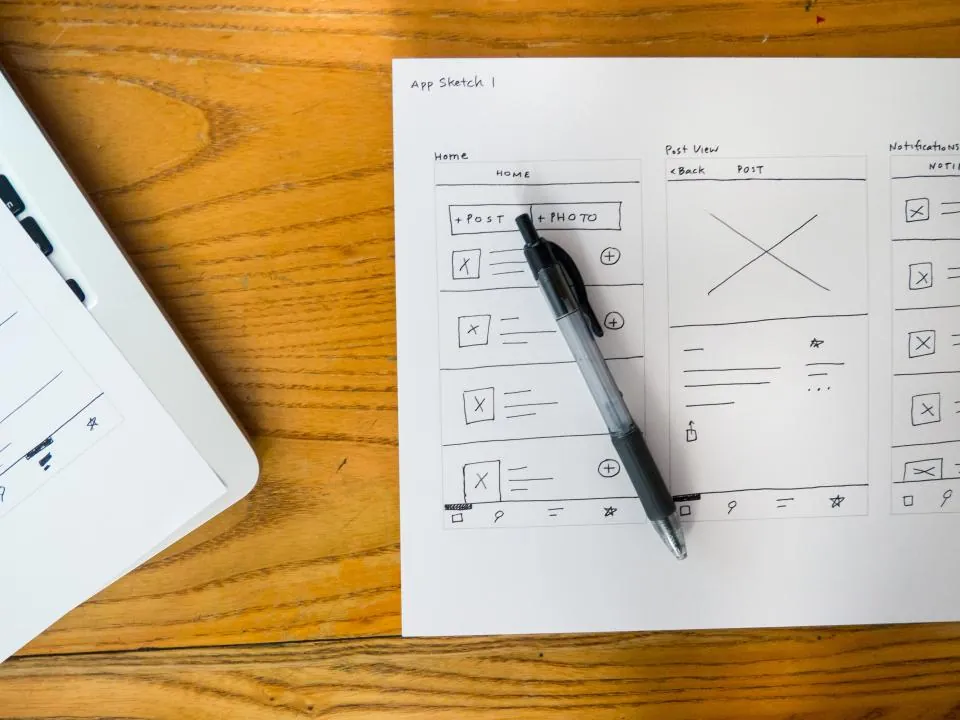 Boceto de una página web dibujado a mano sobre papel