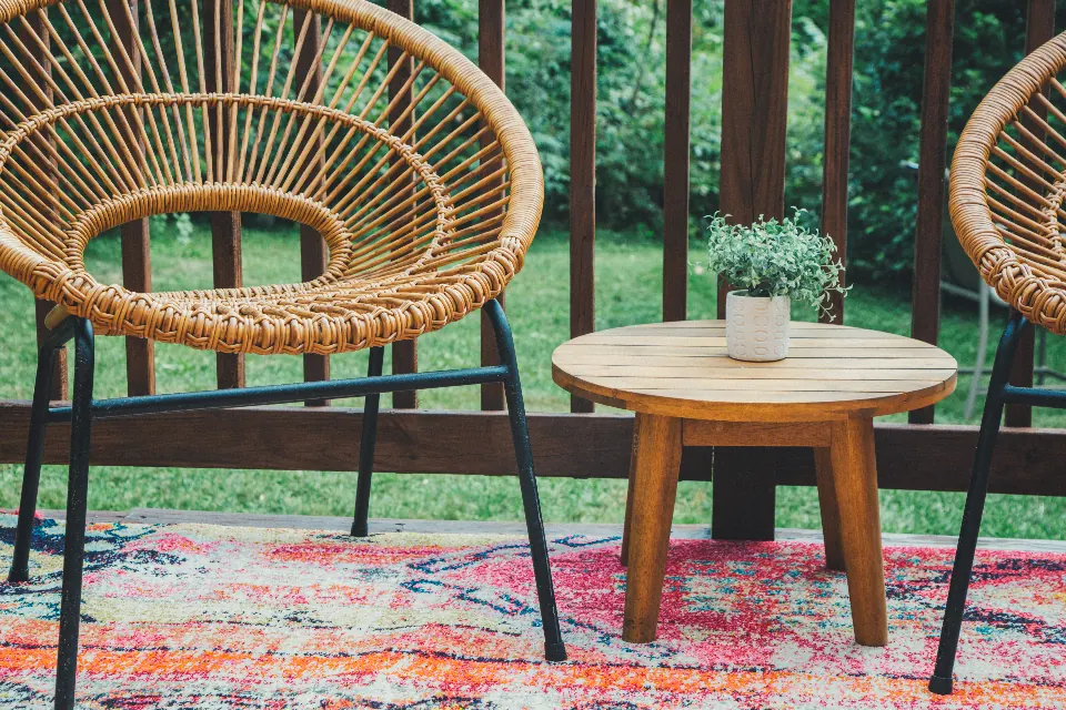 Sillones de ratán y mesa de madera en una terraza