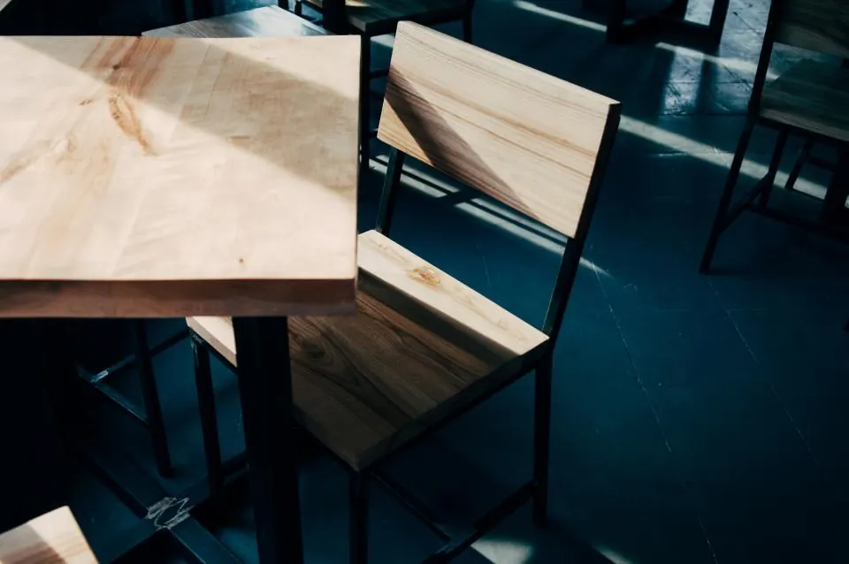 Silla y mesa de madera clara