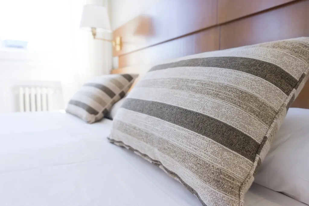 Almohadas sobre una cama