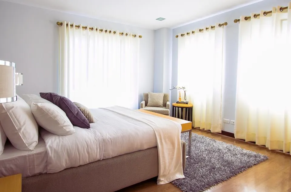 Dormitorio amplio con cama de matrimonio y alfombra