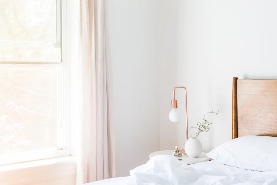 Dormitorio luminoso con cama de sábanas blancas