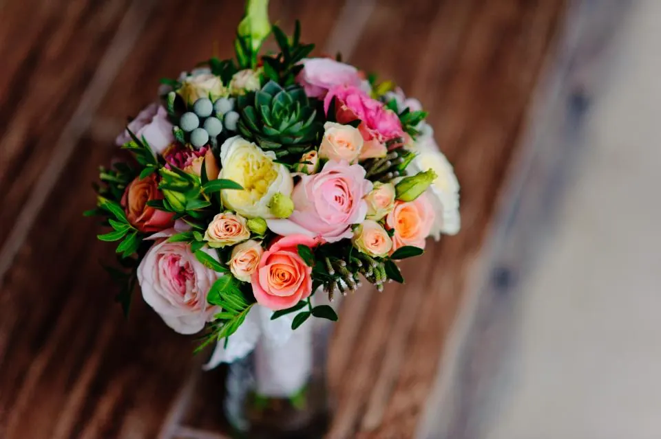 Ramo de novia con rosas y suculentas