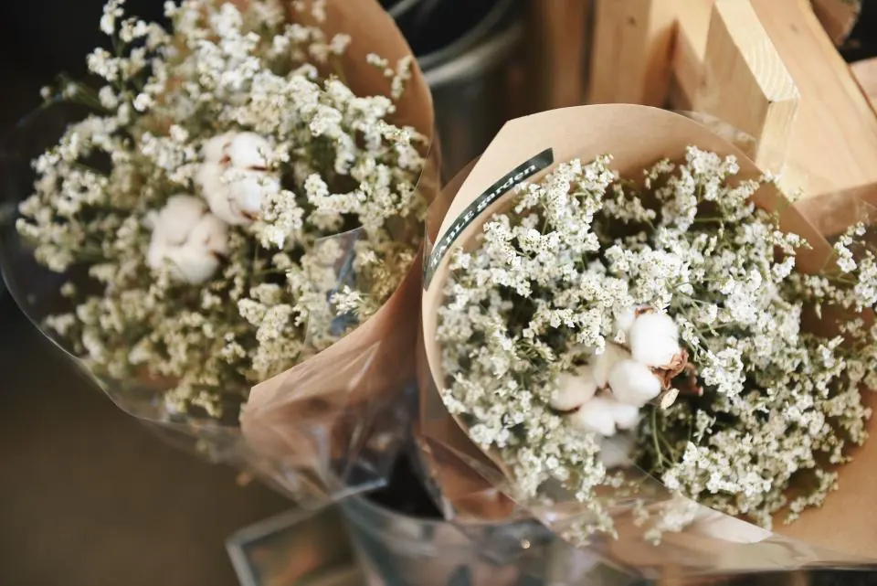 Ramos de paniculata envueltos en papel kraft