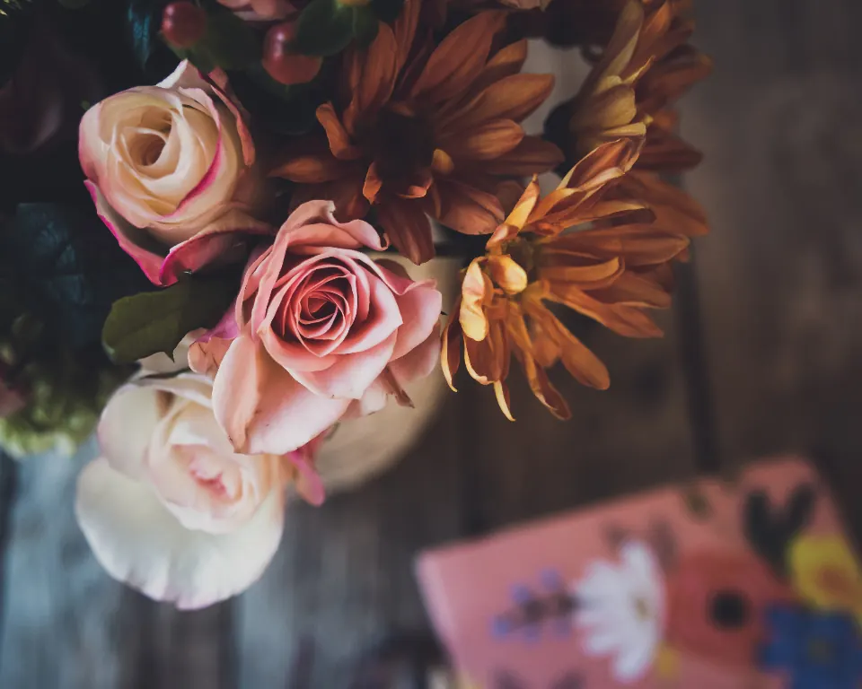 Ramo de rosas rosas y crisantemos